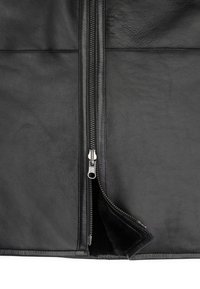 Zwarte leren jas met zilveren rits, met een gladde textuur en een licht glanzende afwerking. Ontblote voering aan de zoom.