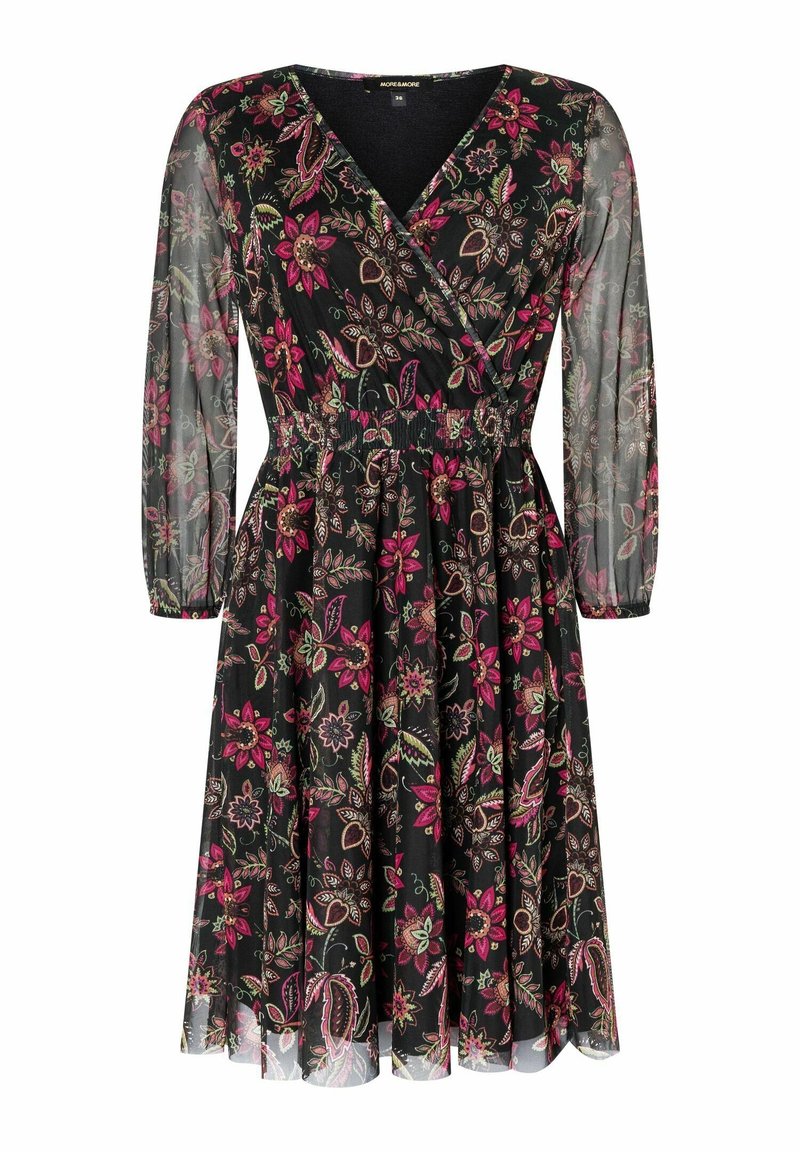 Robe noire avec col en V et manches longues transparentes. Présente un motif floral en rose, vert et blanc. Taille élastique et silhouette évasée.