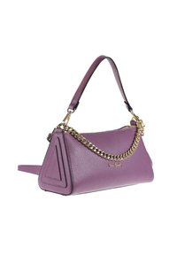 Paarse leren handtas met textuur, gouden kettingdetail, afneembare schouderriem en subtiele geperste merklogo.