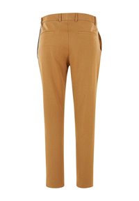 Pantalon marron sur mesure avec une coupe droite, deux poches arrière et un détail en chaîne sur le côté. Fabriqué dans un tissu lisse avec une finition soignée.