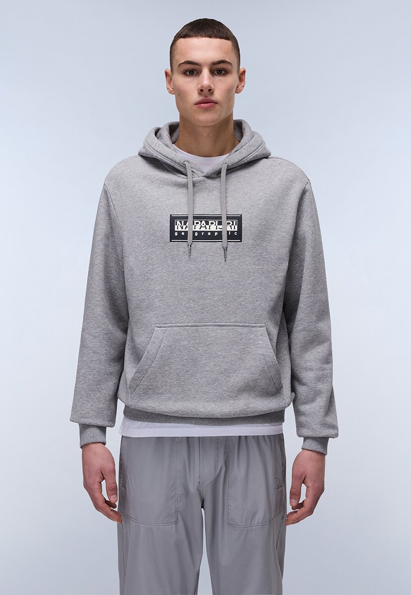 Felpa grigia con cappuccio e tasca frontale, dotata di una toppa logo in bianco e nero. Realizzata in tessuto morbido con una vestibilità comoda.