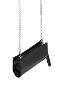 Schwarze, lackierte Kreuzbody-Tasche mit schlankem Design, ausgestattet mit einem silbernen Kettenriemen und einem Reißverschlussfach oben.