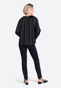 Rich & Royal MIT KNOPFVERSCHLUSS AM RÜCKEN - Bluse - black