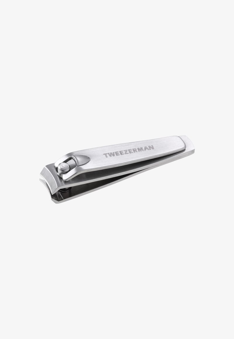 Coupe-ongles en métal argenté avec lames incurvées et "TWEEZERMAN" gravé sur la poignée sur fond blanc.