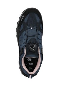 Zapatilla deportiva azul marino con parte superior de textil y sintético, superficie texturizada, sistema de cordones rápidos circular y forro de acento rosa.