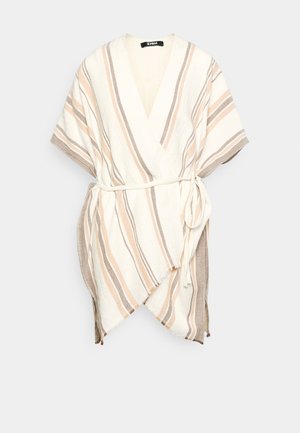 Robe portefeuille crème à rayures verticales beige et marron, manches courtes et larges, col en V, et ceinture nouée à la taille, étiquetée ZIGN.