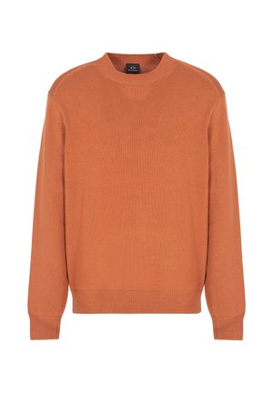 Oranje gebreide trui met een ronde halslijn, geribbelde manchetten en zoom, met subtiele textuur en een ontspannen pasvorm. Label geeft merk aan.