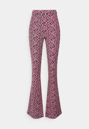 Damskie spodnie z wysokim stanem i rozszerzanymi nogawkami, z gęstym różowo-biało-zielonym wzorem kwiatowym na ciemnym tle.