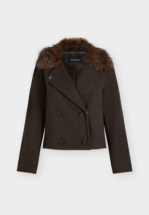 Veste croisée marron foncé avec col en fausse fourrure et manches longues, de la marque EVEN&ODD, présentée sur un fond clair uni.