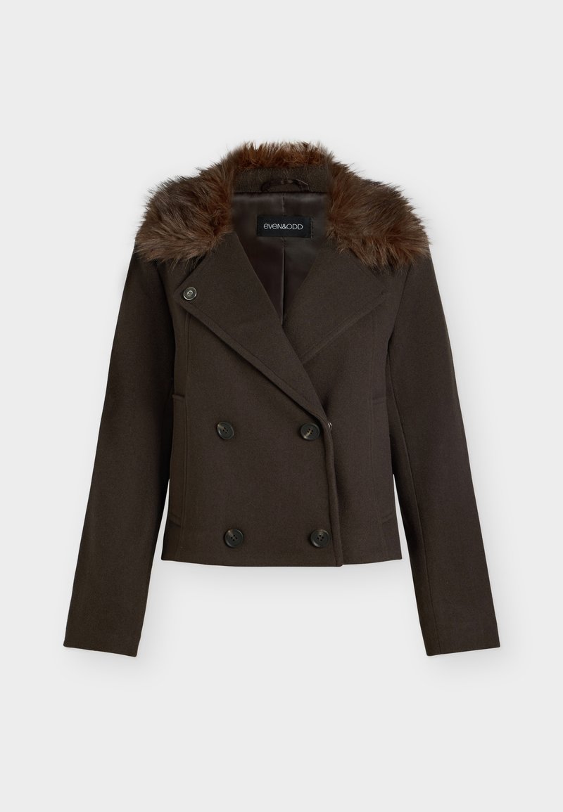 Veste croisée marron foncé avec col en fausse fourrure et manches longues, de la marque EVEN&ODD, présentée sur un fond clair uni.