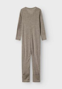 Långärmad jumpsuit i mjukt, strukturerat taupe-tyg med ett ribbat mönster; har figursydda muddar och rund halsringning.