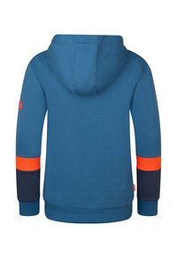 Blauer Kapuzenpullover mit Kängurutasche, orange-blau gestreiften Akzenten an den Ärmeln und einfarbig blauem Rücken. Glatte Stoffstruktur.