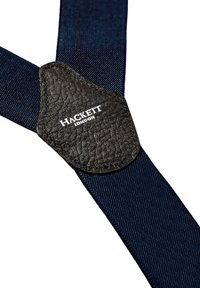 Marinefarbene Stoffhosenträger mit strukturierten schwarzen Lederelementen und einem Logo-Patch mit der Aufschrift "HACKETT LONDON." Verstellbares Design mit Clip-Befestigungen.