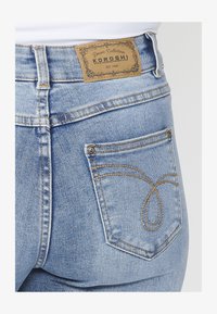 Seleccionado, azul claro