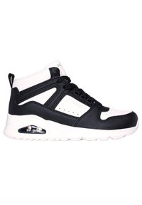 Czarno-białe sneakersy typu high-top z materiałów skórzanych i siateczkowych, perforowanym czubkiem, grubą podeszwą z poduszką powietrzną oraz markowymi akcentami.