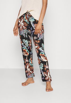 Schwarze, leichtgewichtige, floral gemusterte Hosen mit lockerer Passform und elastischem Bund, kombiniert mit einem cremefarbenen Strickoberteil. Barfuß getragen.