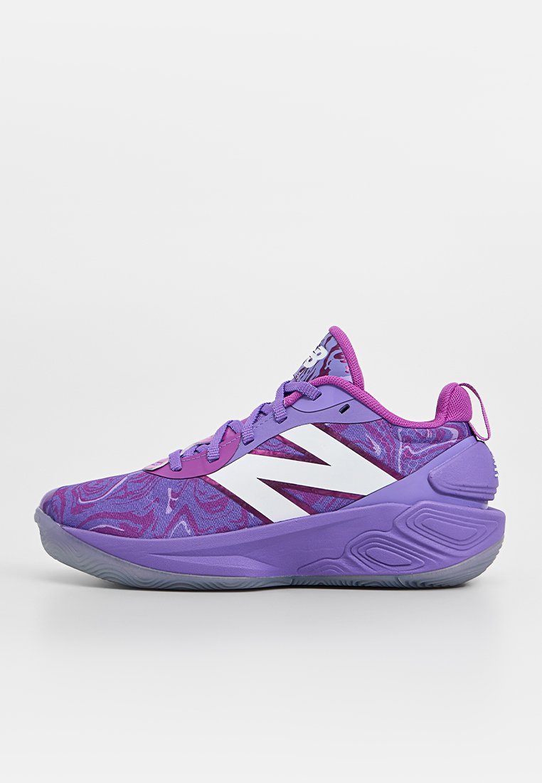 Zapatilla deportiva New Balance en tonos morados y rosas con logo blanco, patrón mármol y suela gruesa y texturizada, vista lateral sobre fondo liso.
