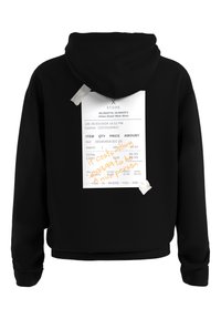Zwarte hoodie met een witte bon die op de achterkant is geplakt. De bon bevat aankoopgegevens, een handgeschreven boodschap en tape-accenten.