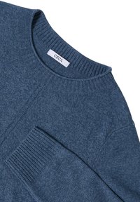 Blauer Pullover mit einem gerippten Rundhalsausschnitt und Bündchen, der ein strukturiertes Strickmuster aufweist und ein kleines Etikett mit der Aufschrift "CECiL" am Hals hat.