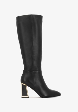 Botte en cuir noir jusqu'aux genoux avec un bout pointu et un talon bloc géométrique accentué de doré, présentant une texture lisse et un design épuré.