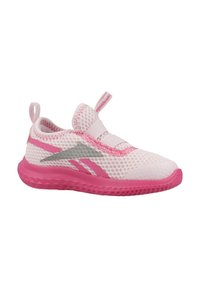 Zapatillas de malla rosa ligeras con banda elástica, cuello acolchado y suela texturizada rosa; presenta sutiles acentos grises y branding.