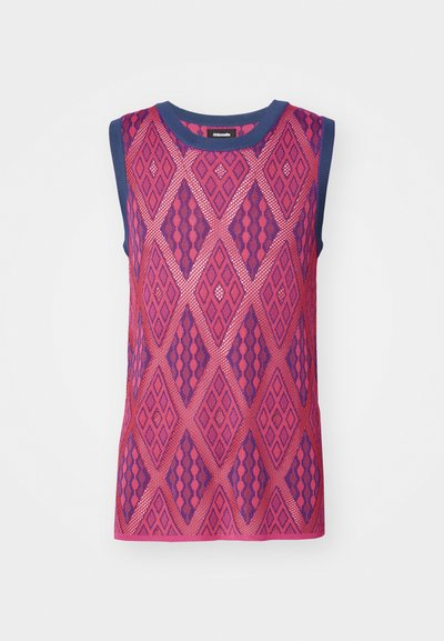 Canotta senza maniche con un motivo geometrico a diamante in tonalità di rosa e viola, con un colletto e aperture per le braccia in un blu navy solido.