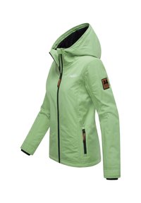 Šviesiai žalia striukė su užtrauktuku priekyje ir gobtuvu. Yra juodas pamušalas ir šoninės kišenės. Kairėje rankovėje yra rudas odinis logotipas.