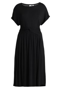 Musta mekko, joka on valmistettu pehmeästä kankaasta, jossa on pyöreä pääntie, lyhyet hihat, solmittu vyötäröyksityiskohta ja valuva hame.