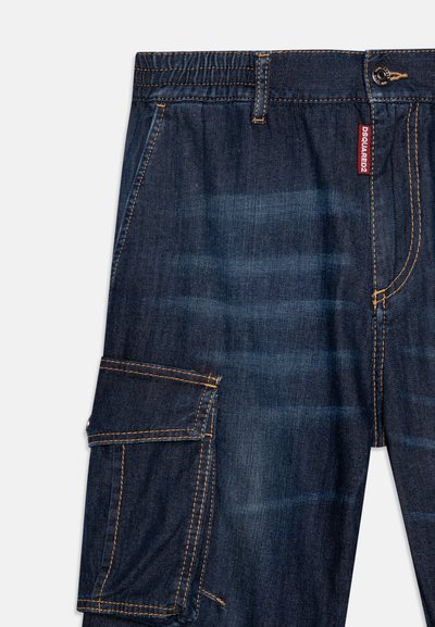 Mørkeblå denim cargo bukser med en strukturert overflate, med en sidelomme, kontrasterende oransje sømmer og elastisk midje.