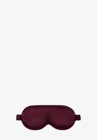 Bordowa satynowa maska na oczy z wypełnionym środkiem i elastycznym paskiem, charakteryzująca się gładką fakturą i konturowym kształtem do blokowania światła.
