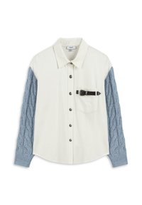 Chemise boutonnée avec un corps blanc, des manches en maille torsadée bleu clair, une poche poitrine, des boutons argentés et un détail de boucle noire.