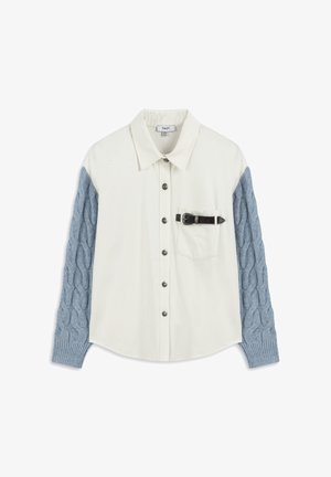 Chemise boutonnée avec un corps blanc, des manches en maille torsadée bleu clair, une poche poitrine, des boutons argentés et un détail de boucle noire.