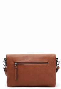 Bolso bandolera de cuero marrón con un acabado texturizado, que cuenta con un bolsillo frontal con cremallera y una correa ajustable. Diseño rectangular minimalista.