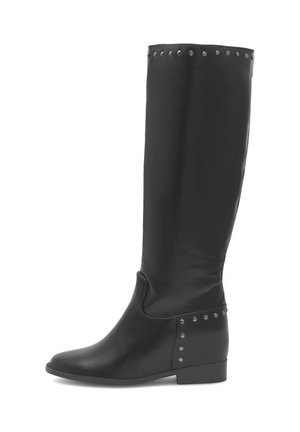Stivale nero di pelle fino al ginocchio con tacco basso e borchie decorative in argento lungo il bordo superiore e l'area del tallone posteriore.