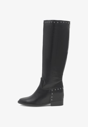 Czarny skórzany kozaki sięgające do kolan, z niskim obcasem i ozdobnymi srebrnymi ćwiekami wzdłuż górnej krawędzi i na tylnej części obcasa.