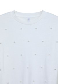 Maglione bianco con scollatura a girocollo e perle decorative disposte uniformemente sulla parte anteriore, con una finitura morbida e texturizzata.