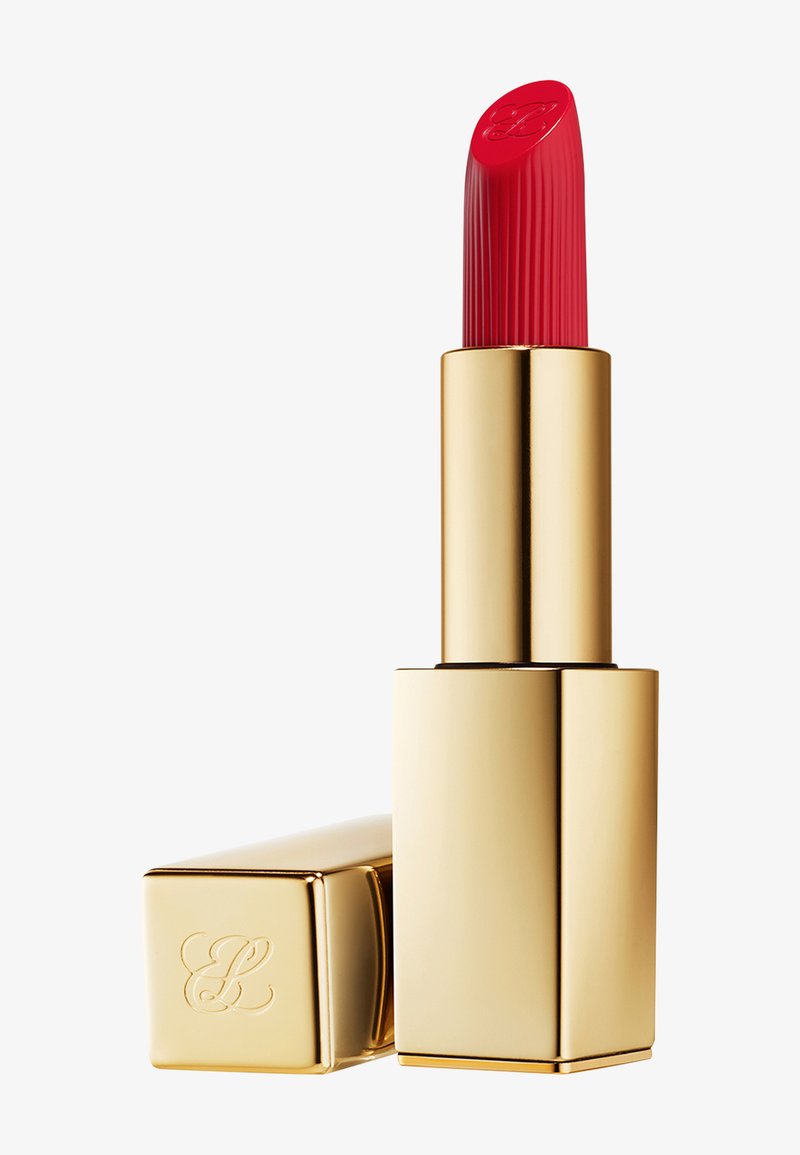 Rossetto rosso con superficie testurizzata in un tubo rettangolare lucido color oro, con un cappuccio oro abbinato posizionato accanto.