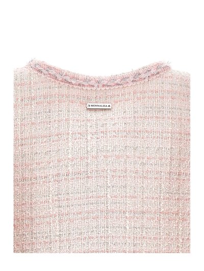 Material tweed roz și alb cu fire argintii, cu un decolteu texturat și o etichetă mică din metal inscripționată "MONNALISA" lângă guler.