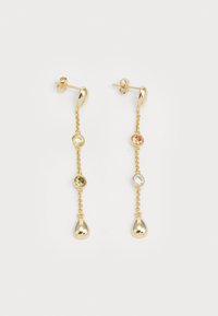Boucles d'oreilles pendantes dorées avec un clou courbé, des chaînes entrelacées et des pierres précieuses colorées en vert, ambre et transparent, avec des accents en forme de goutte.