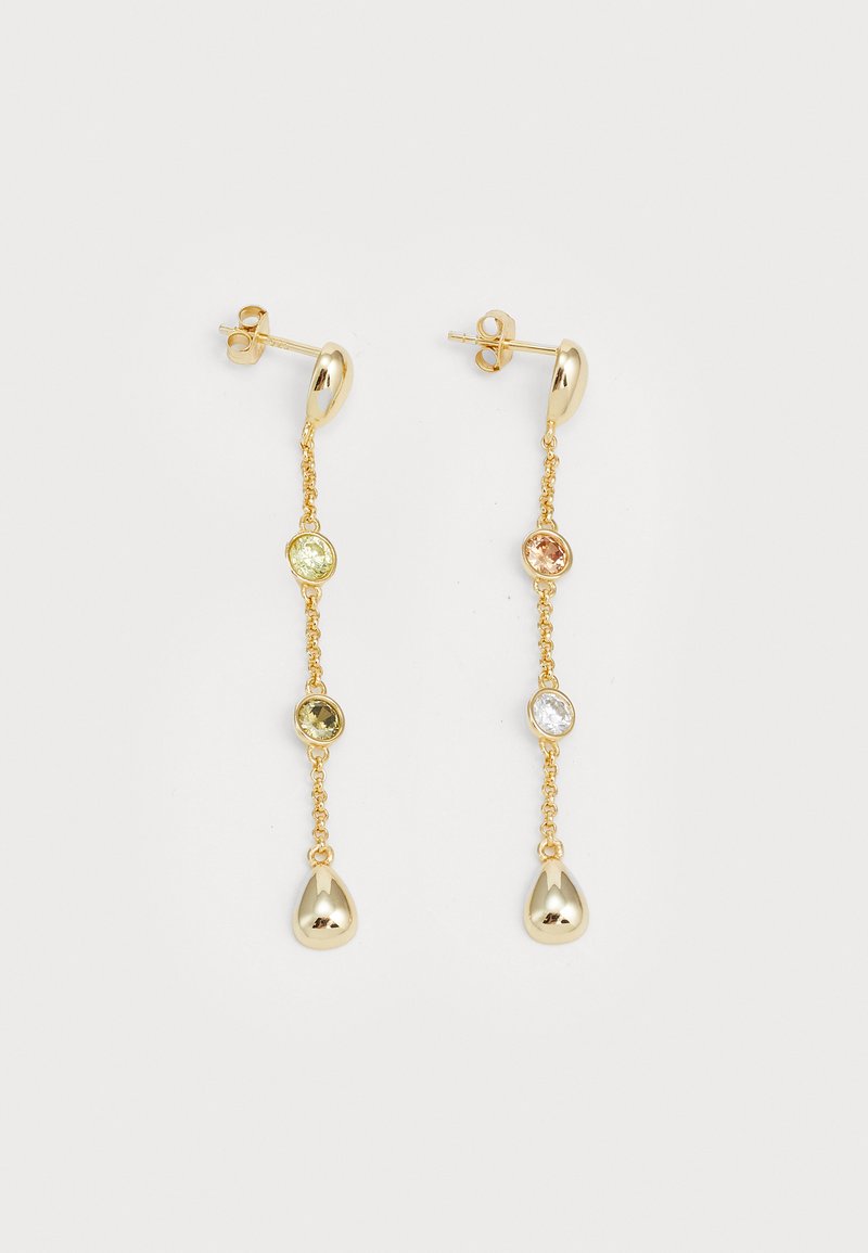 Boucles d'oreilles pendantes dorées avec un clou courbé, des chaînes entrelacées et des pierres précieuses colorées en vert, ambre et transparent, avec des accents en forme de goutte.