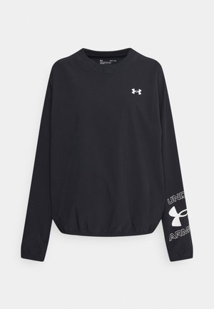 Schwarzes, langärmeliges Sportshirt mit Rundhalsausschnitt, kleinem weißem Under Armour-Logo auf der Brust und großem Logo mit Text am rechten Ärmel.