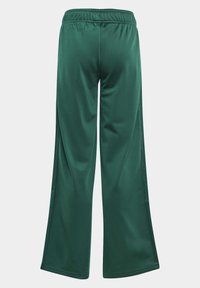 Zelené sportovní kalhoty se širokými nohavicemi a elastickým pasem. Hladká, lesklá látka v jedné barvě bez viditelných vzorů či doplňků.