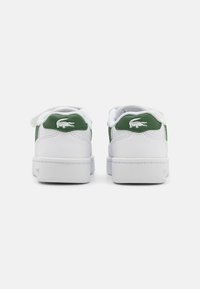 Sneakers bianchi in pelle con accenti verdi e dettagli testurizzati sul tallone, dotati di suola in gomma rigata e lacci.