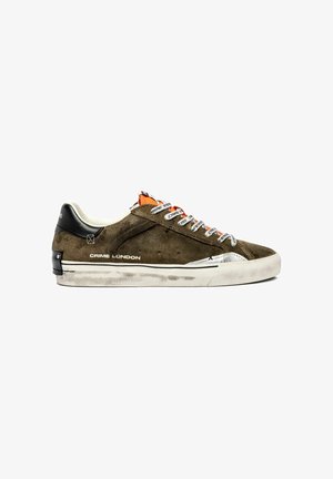 Baskets basses en daim brun avec un contrefort noir, semelle blanche avec des taches, languette orange et lacets blancs imprimés avec "CRIME SNEAKERS."