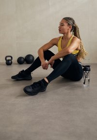 Nike Performance INDY PLUNGE BRA - Vidutiniškai krūtinę prilaikanti sportinė liemenėlė - saturn gold/white