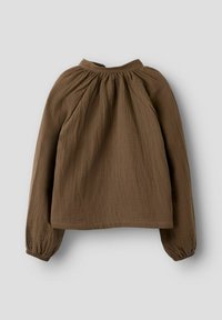 Smeđa bluza dugih rukava izrađena od teksturiranog tkanja, s naboranim okovratnikom i elastičnim manžetama. Jednostavan dizajn s opuštenim krojem.