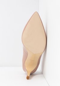 Dune London Klassiska pumps - nude