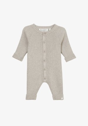 Beige geribbelde gebreide romper met lange mouwen, vijfknops sluiting aan de voorkant, opgevouwen manchetten en een label aan de onderkant. Zachte textuur overal.