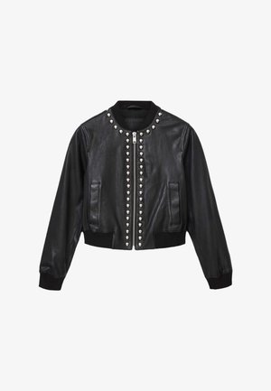 Mustat nahkainen pommikonejakku hopeisilla niiteillä edessä ja kauluksessa. Varustettu vetoketjulla ja ribatulla hihalla ja helmaosalla.