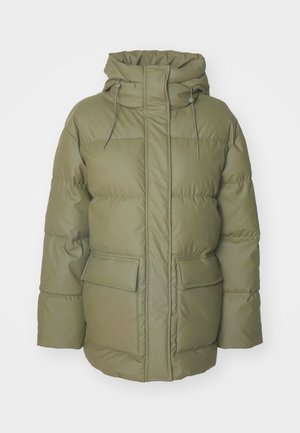 Padded oliwkowa kurtka z wysokim kołnierzem, zamek błyskawiczny z przodu, regulowany kaptur i dwie kieszenie z przodu. Posiada pikowane wzornictwo.